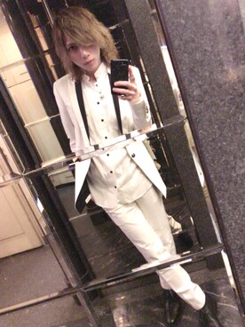 「ROEN（ロエン）のアイテム（シャツ/ブラウス、ホワイト系）」を使った、夢咲 光さん（メンズ）の秋コーディネート