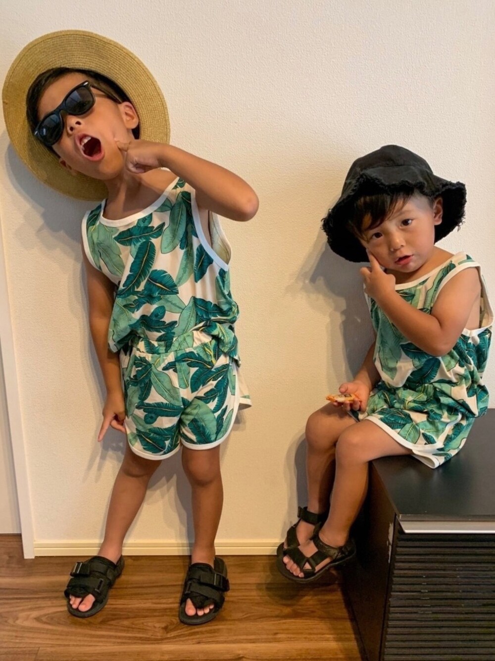 「アロハ部2019、夏コーデ、キッズファッション、韓国子供服、兄弟コーディネート、おそろいコーデ、リンクコーデ、セットアップ、ボタニカル柄」｜「GLOBAL WORKの【キッズ】ブレードカンカンボウ/822599（ハット、ベージュ系）」を使った、わにさん（キッズ・110cm）の夏コーディネートの1枚目の写真