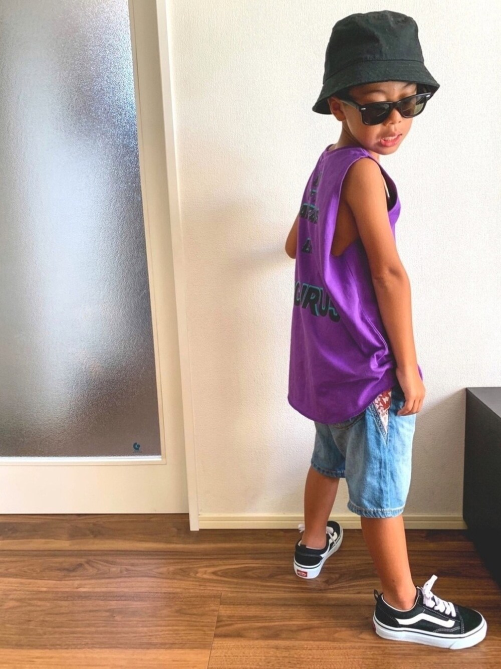 パープル系のタンクトップ、ブルー系のその他パンツ、ブラック系のスニーカーを着用したキッズの秋コーディネートの1枚目の写真