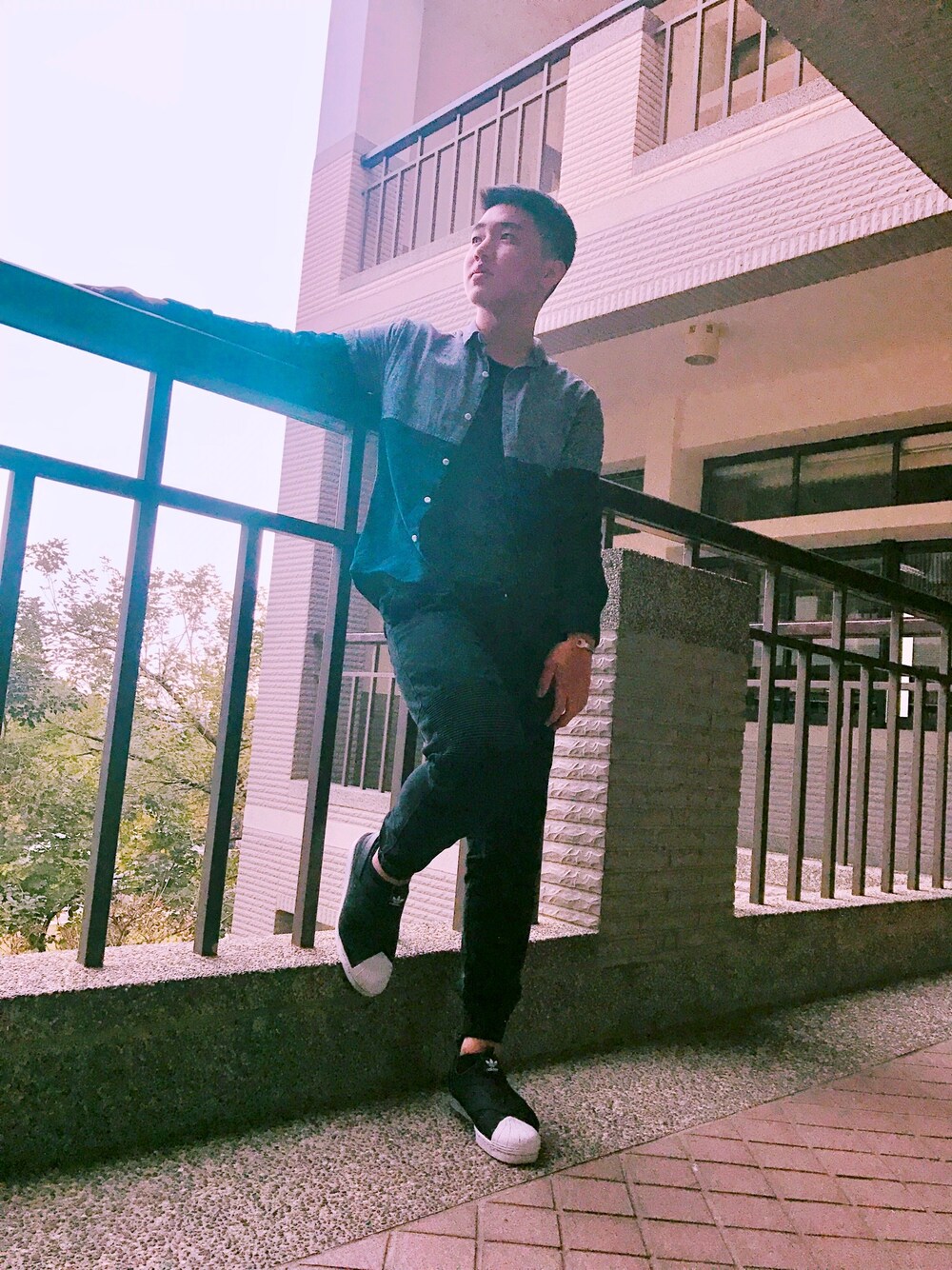 「小男人、矮人穿搭」｜「NAVYのアイテム（チノパンツ、ブラック系）」を使った、Joe  Changさん（メンズ・165cm）の春コーディネートの1枚目の写真
