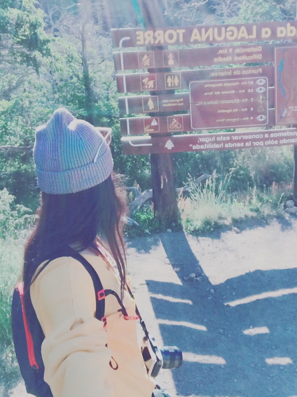 「hiking」｜「ZARAのアイテム（ニットキャップ/ビーニー、ブルー系）」を使った、唐草莓-Fayさん（レディース・174cm）の冬コーディネートの1枚目の写真