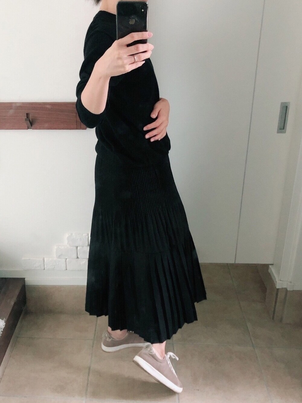 「秋冬コーデ、大人カジュアル、ロングワンピース、きれいめカジュアル、休日スタイル、シンプルコーデ、スカートスタイル、ブラック、モノトーン、低身長」｜「UNIQLOのエクストラファインメリノクルーネックセーター（長袖）（ニット/セーター、ブラック系）」を使った、𝑀さん（レディース・150cm）の秋コーディネートの1枚目の写真