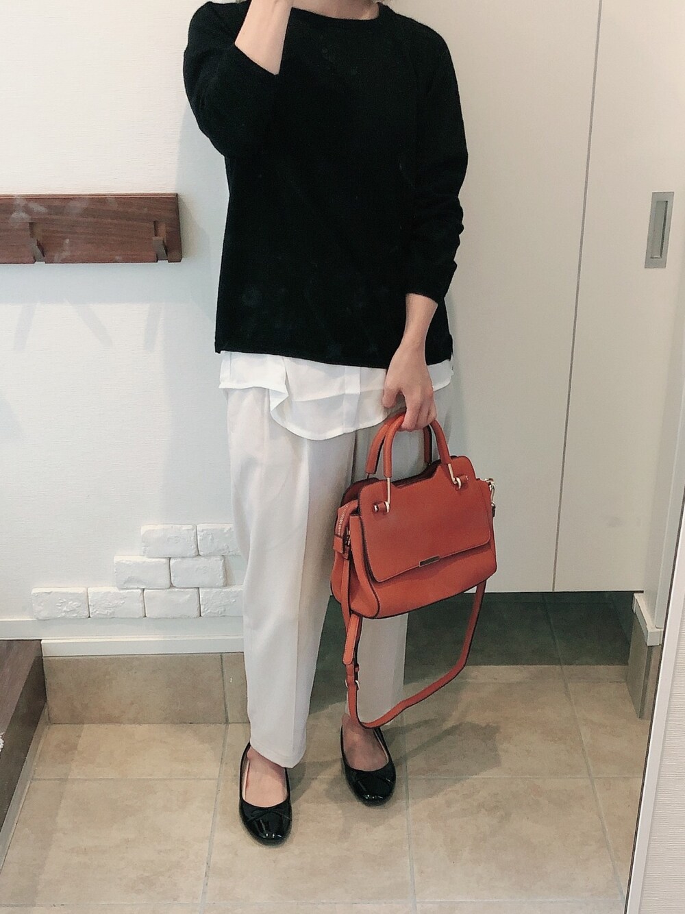 「秋のコーデ、カジュアル、シンプル、オレンジ、オトナ女子、キレイめ、プチプラ、低身長コーデ、低身長、レイヤードスタイル」｜「luxluftのLuxluft 9分袖プルオーバーニット（ニット/セーター、ブラック系）」を使った、𝑀さん（レディース・150cm）の秋コーディネートの1枚目の写真