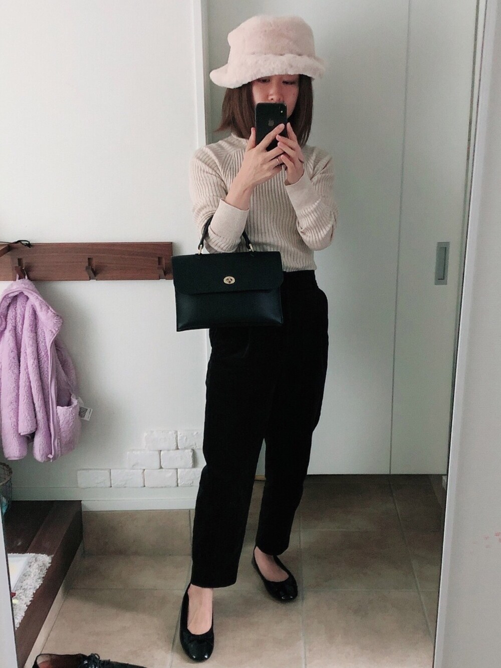 「秋コーデ、休日スタイル、低身長、バケットハット、コーデュロイパンツ、大人コーデ、秋冬コーデ、WEGO」｜「WEGOのWEGO/ファーバケットハット（ハット、ホワイト系）」を使った、𝑀さん（レディース・150cm）の秋コーディネートの1枚目の写真