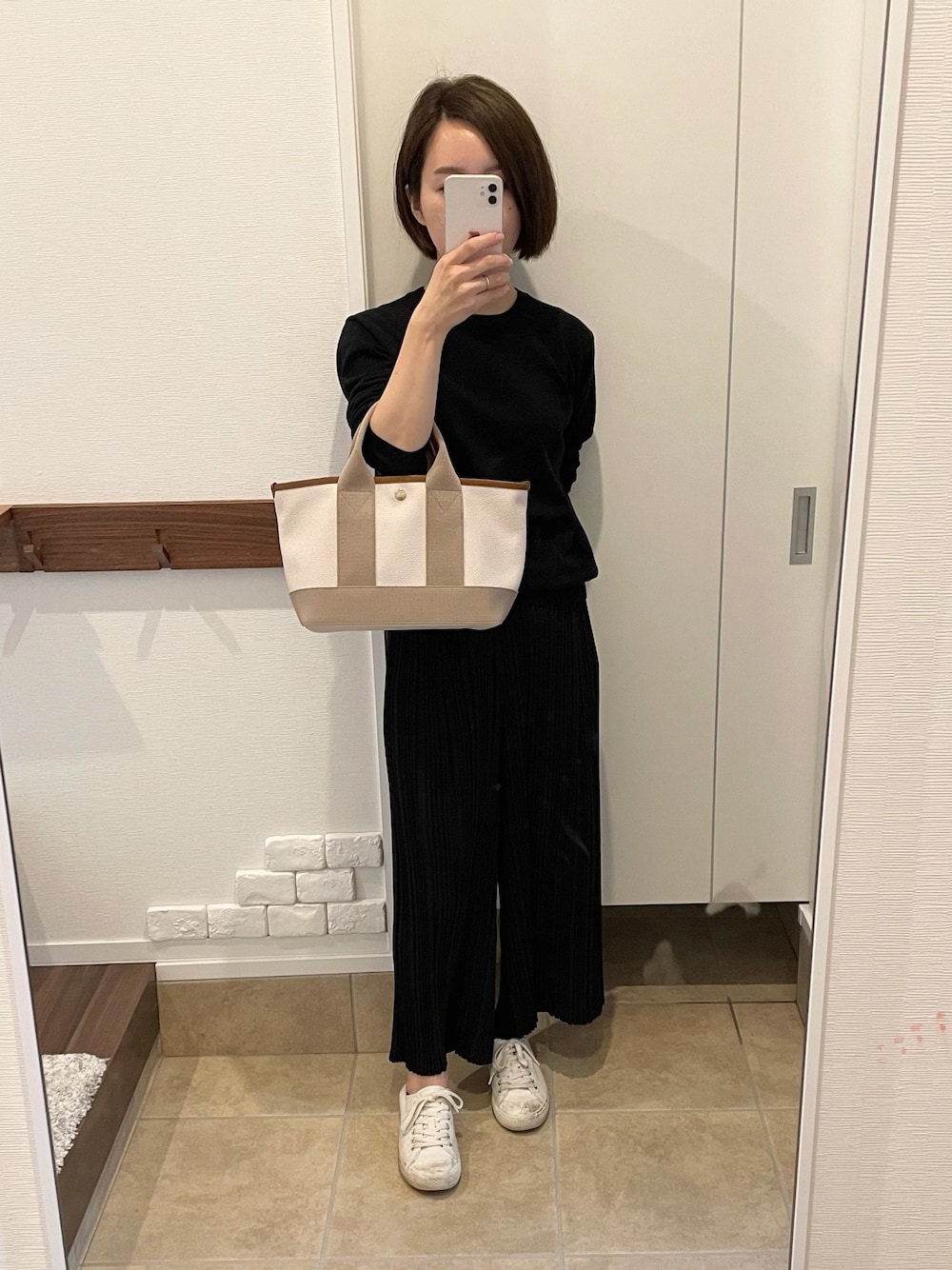 「topkapi、トートバッグ、ブラック、ブラックコーデ、モノトーン、モノトーンコーデ、低身長、低身長コーデ、プリーツパンツ、休日スタイル」｜「UNIQLOのエクストラファインメリノクルーネックセーター（長袖）（ニット/セーター、ブラック系）」を使った、𝑀さん（レディース・150cm）の冬コーディネートの1枚目の写真