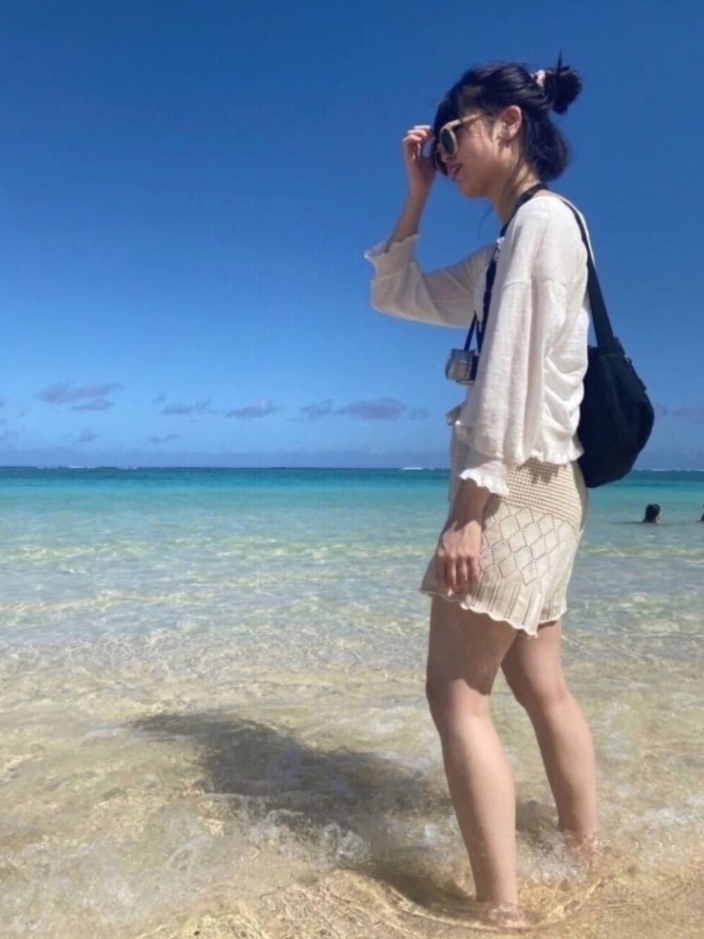「オールホワイト、hawaii、シンプルコーデ、ニットパンツ、海、サンダル、カメラ女子、おだんごヘアー、ハワイ、サングラス」｜「w closetのワイドリブフリル付きVネックカーディガン（カーディガン/ボレロ、ホワイト系）」を使った、🍅さん（レディース・166cm）の夏コーディネートの1枚目の写真