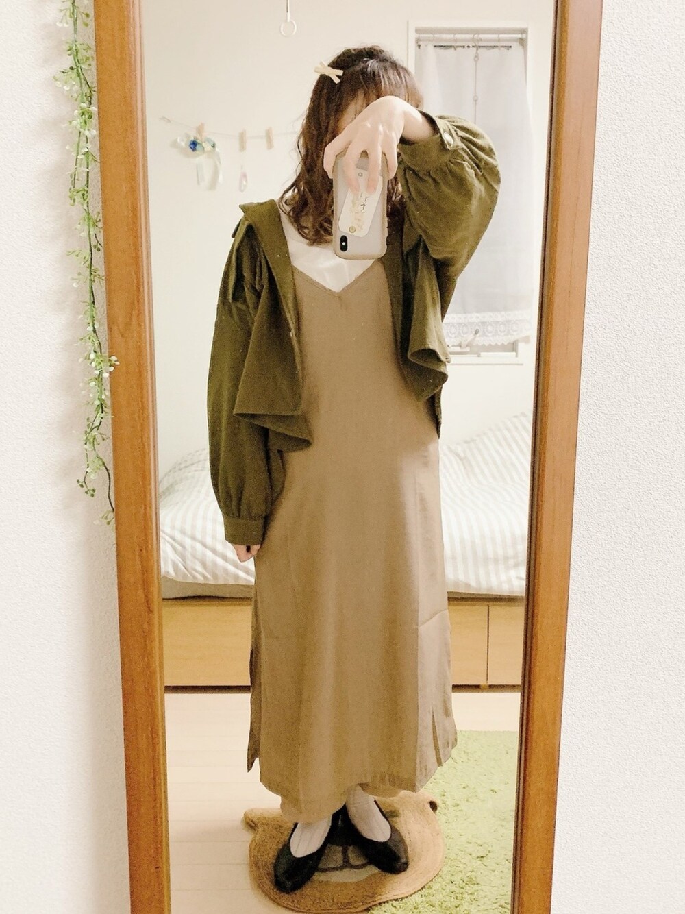 「大人カジュアル、お洒落さんとつながりたい、シンプルコーデ、キャミワンピ、白靴下×黒パンプス、オーバーサイズ、ミリタリージャケット、Crisp、クリスプ」｜「Crispのシルキーリボンキャミワンピース（ワンピース、ブラウン系）」を使った、よしかさん（レディース・161cm）の春コーディネートの1枚目の写真