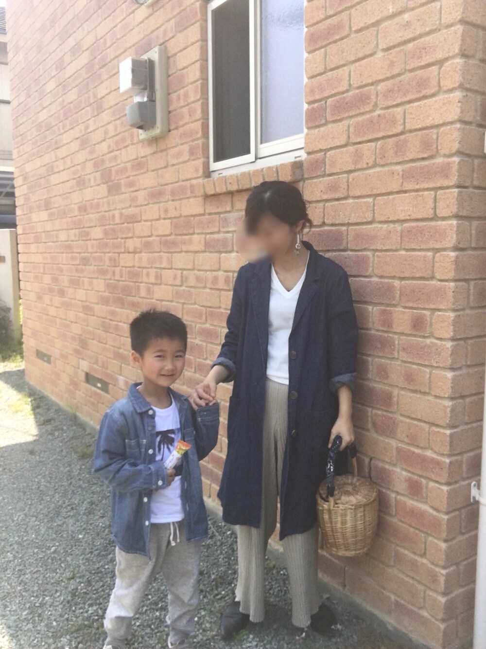 「オトナカジュアル、休日スタイル、ママコーデ、おちびさん、チビーズ✳︎、プチプラ、デニムジャケット、リブパンツ、かごバッグ」｜「AZUL by moussyのワイドリブニットPT（その他パンツ、ベージュ系）」を使った、むち◡̈*✧さん（レディース・151cm）の春コーディネートの1枚目の写真
