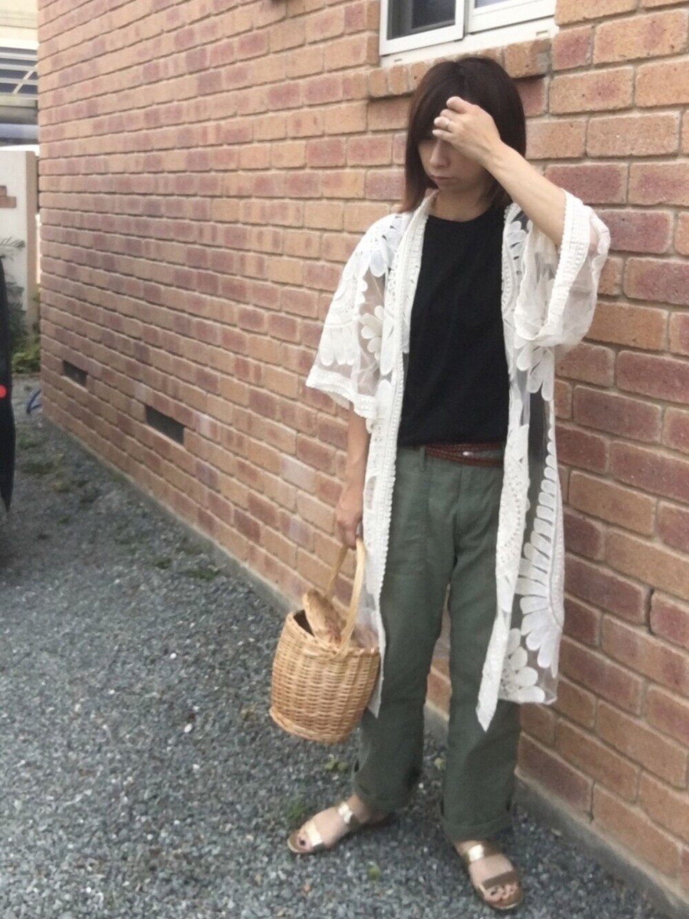 「ベイカーパンツ、ゴールド、レースガウン、ママコーデ、かごバッグ、プチプラ、チビーズ✳︎」｜「LOWRYS FARMのウッドシンプルイヤリング　747092（イヤリング、その他）」を使った、むち◡̈*✧さん（レディース・151cm）の夏コーディネートの1枚目の写真