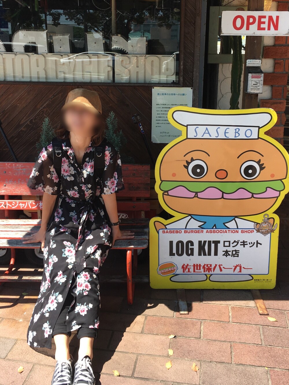 「旅行コーデ、プチプラ、ママコーデ、チビーズ✳︎、花柄ワンピース、花柄ｶﾞｳﾝ、キャップ、コーデュロイ、キャップ女子」｜「LOWRYS FARMのカイキンハナガラＡラインワンピース　760894 （ワンピース、ブラック系）」を使った、むち◡̈*✧さん（レディース・151cm）の秋コーディネートの1枚目の写真