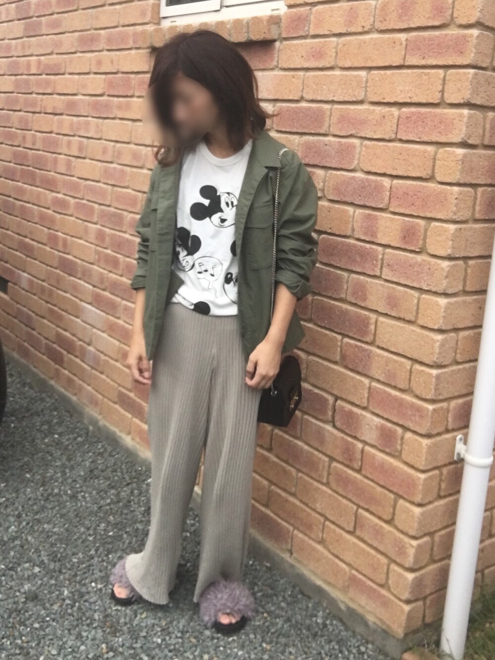 「ミリタリージャケット、ミッキーT、リブパンツ、メトロポリス、ファーサンダル、プードルファー、ママコーデ、プチプラ、チビーズ✳︎」｜「FURLAのメトロポリス　ミニクロスボディバッグ（ショルダーバッグ、ブラック系）」を使った、むち◡̈*✧さん（レディース・151cm）の秋コーディネートの1枚目の写真
