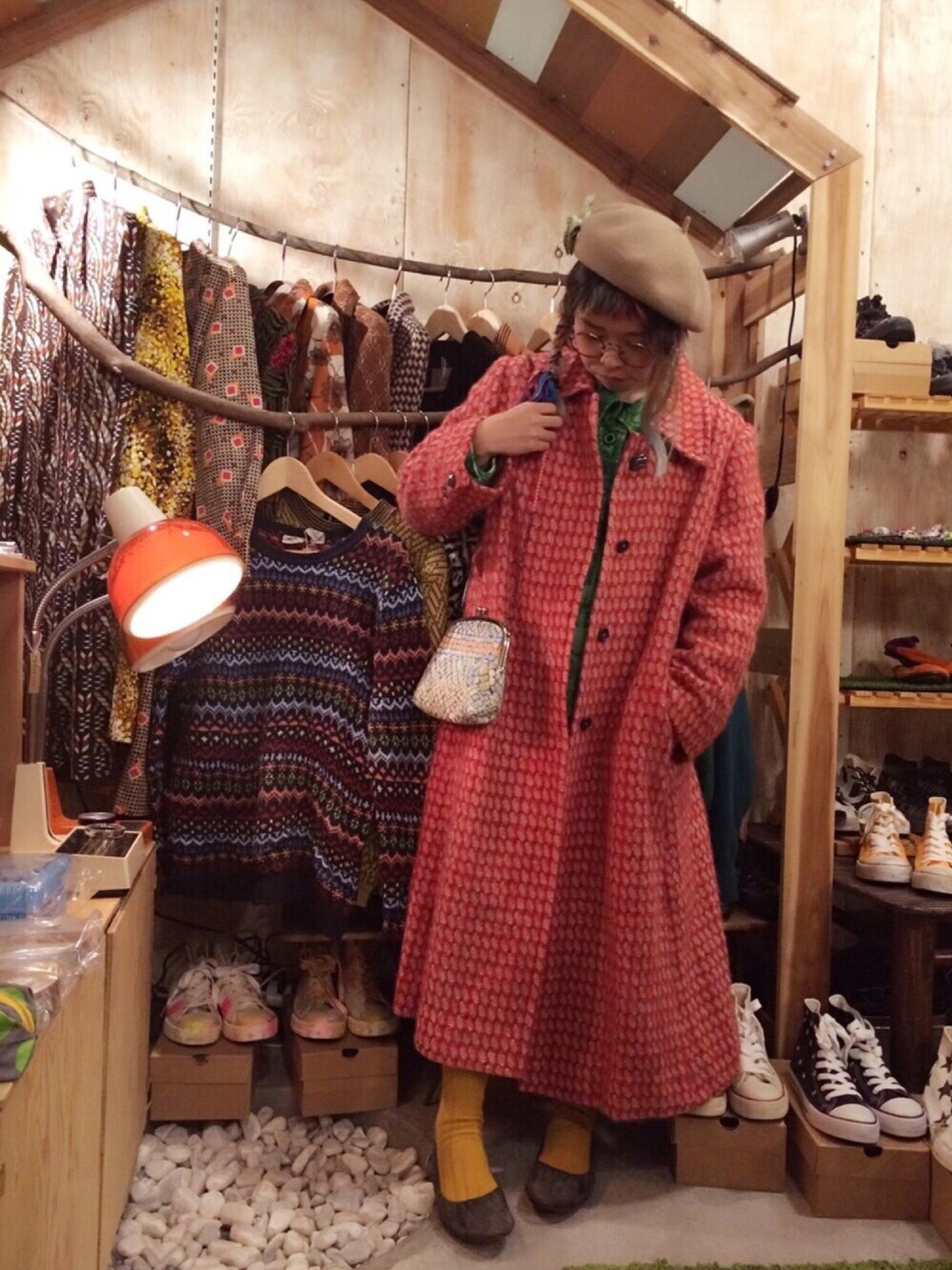 オレンジ系のジャケット/アウター、ブルー系のバッグ、グレー系のバレエシューズを着用したレディースの冬コーディネートの1枚目の写真