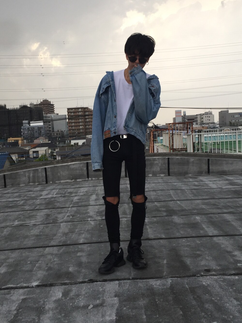 「シンプルコーデ、休日スタイル、オーバーサイズ、スキニー、ootd、サングラス、リング、春コーデ、リックオウエンス、adidas」｜「usedのアイテム（デニムジャケット、ブルー系）」を使った、ryutoさん（メンズ・178cm）の春コーディネートの1枚目の写真