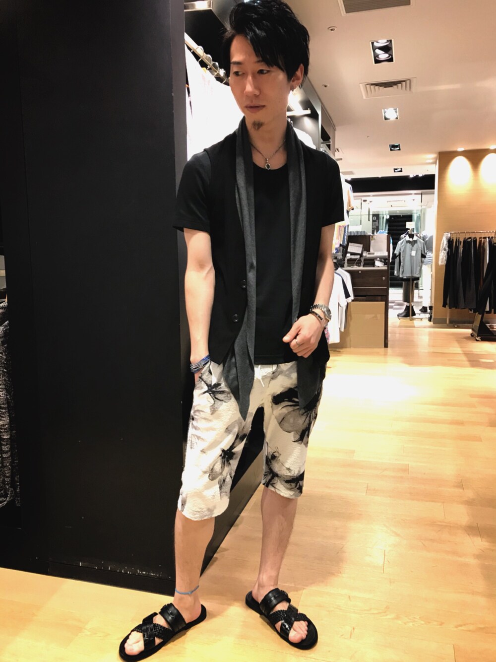 「TORNADO MART、2018ss、ベスト、無地T、ショートパンツ、カジュアルコーデ、おしゃれさんと繋がりたい、Tシャツ、ラフ」｜「TORNADO MARTのTORNADO MART∴バランサーツイルストールベスト（ベスト、ブラック系）」を使った、Nakataさん（メンズ・170cm）の夏コーディネートの1枚目の写真
