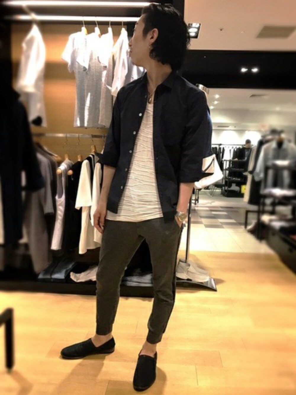 「シャツ、ホワイト、スリッポン、ootd、夏コーデ、オトナカジュアル、TORNADO MART、ドラマ着用、2019ss、ラジエーションハウス」｜「TORNADO MARTの【ドラマ着用商品】TORNADO MART∴サッカーピンストライプ７分袖シャツ（シャツ/ブラウス、ブルー系）」を使った、Nakataさん（メンズ・170cm）の夏コーディネートの1枚目の写真