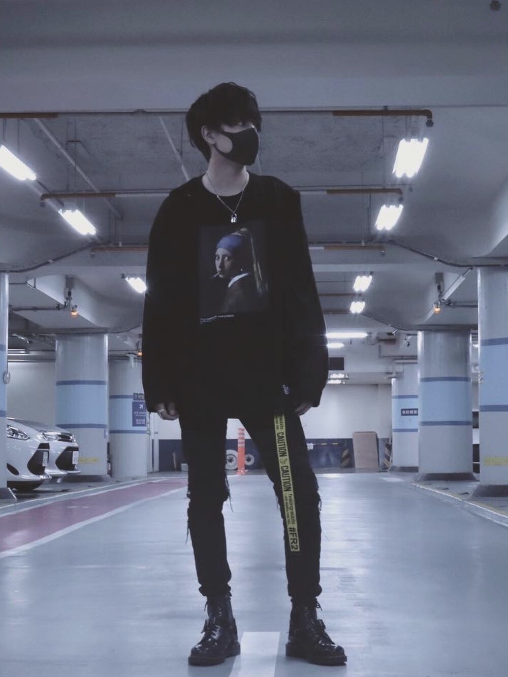 「真っ黒コーデ、ブラック、プリントT、ストリート、ワントーンコーデ、大学生、駐車場」｜「Dr. Martensのアイテム（ブーツ、ブラック系）」を使った、太郎さん（メンズ・181cm）の夏コーディネートの1枚目の写真