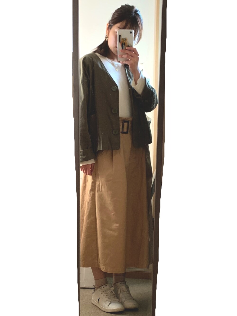「earth music&ecologyのアイテム（スカート、ベージュ系）」を使った、Yさん（レディース・154cm）の秋コーディネートの1枚目の写真