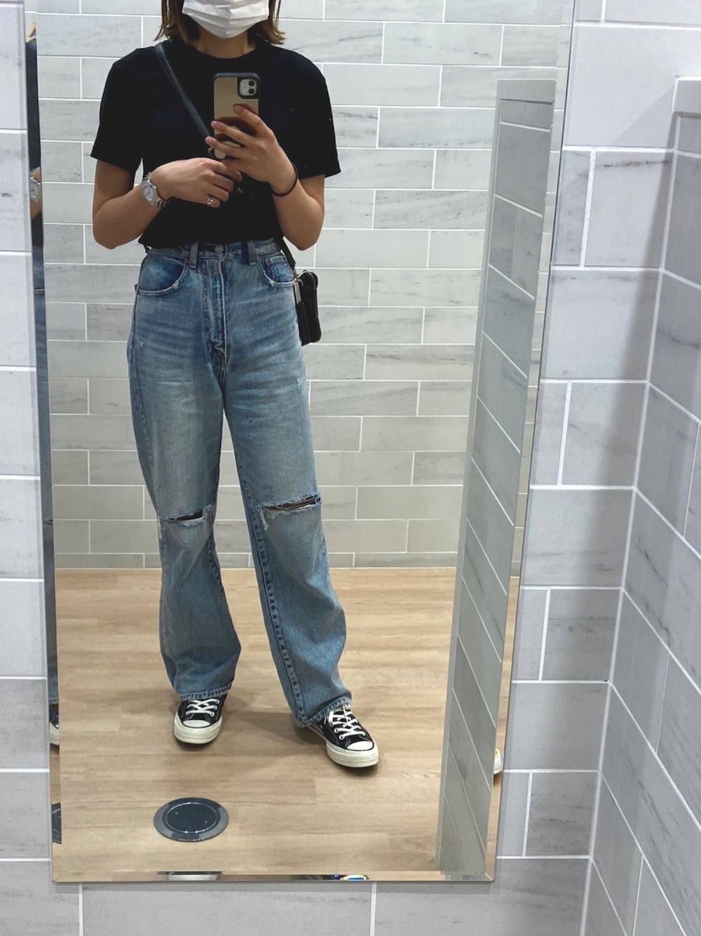 「moussy、UNIQLO、黒Tシャツ、デニム、コンバース、CT70s、カジュアル」｜「UNIQLOのアイテム（Tシャツ/カットソー、ブラック系）」を使った、Cさん（レディース・164cm）の秋コーディネートの1枚目の写真