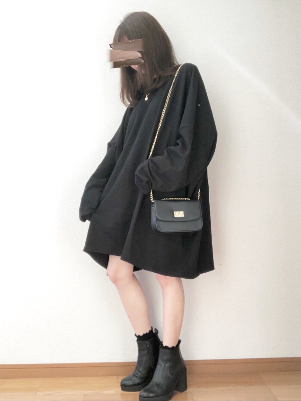 ブラック系のTシャツ/カットソー、ブラック系のショルダーバッグ、その他のその他を着用したレディースの秋コーディネートの1枚目の写真