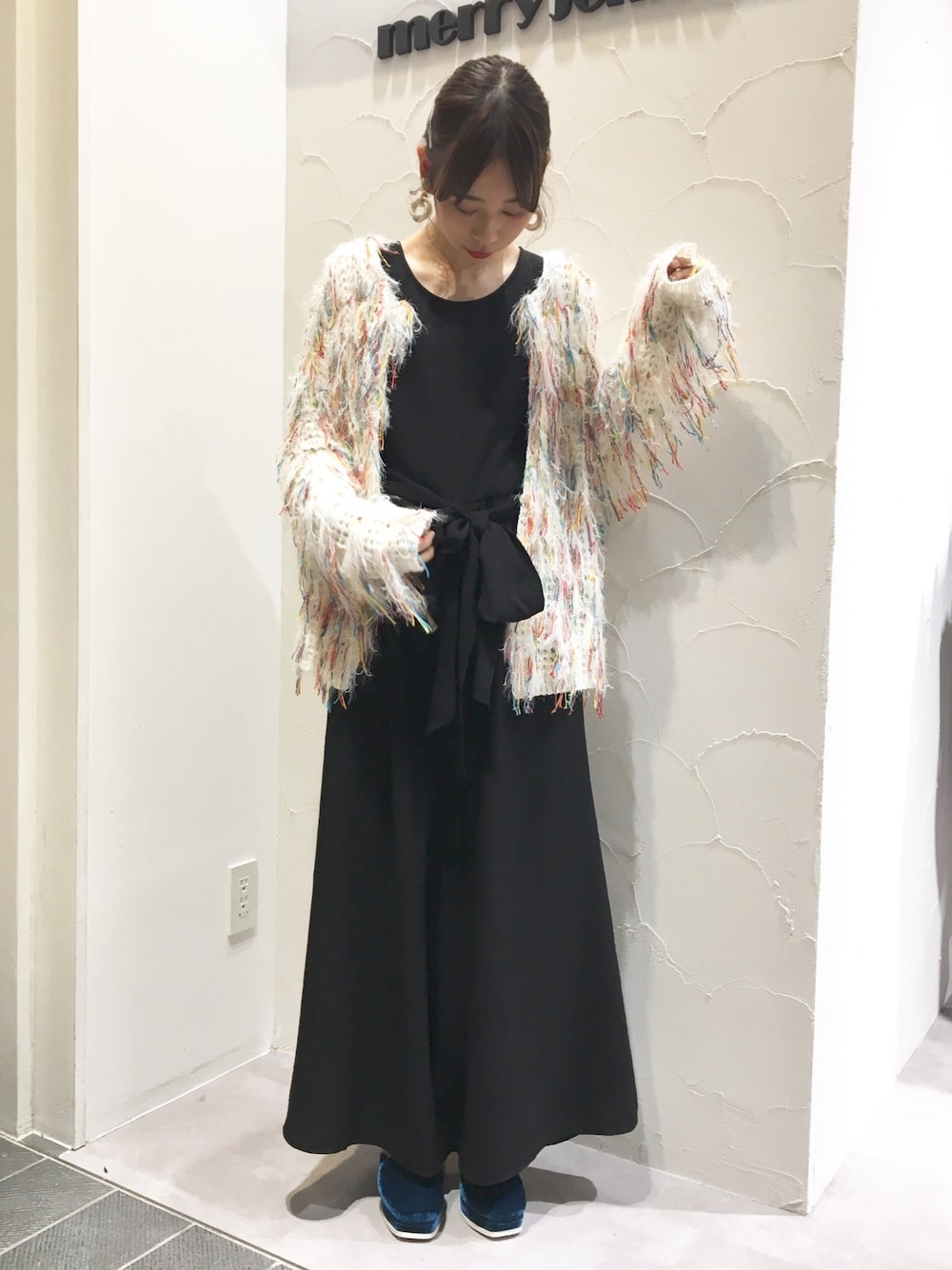 「merry jenny、梅田EST、大人っぽいコーデ、カラフルフリンジカーディガン、ウエストリボンオールインワン、スカラップシューズ」｜「merry jennyのカラフルフリンジカーディガン（カーディガン/ボレロ、ホワイト系）」を使った、merry jenny 梅田店さん（レディース・160cm）の夏コーディネートの1枚目の写真