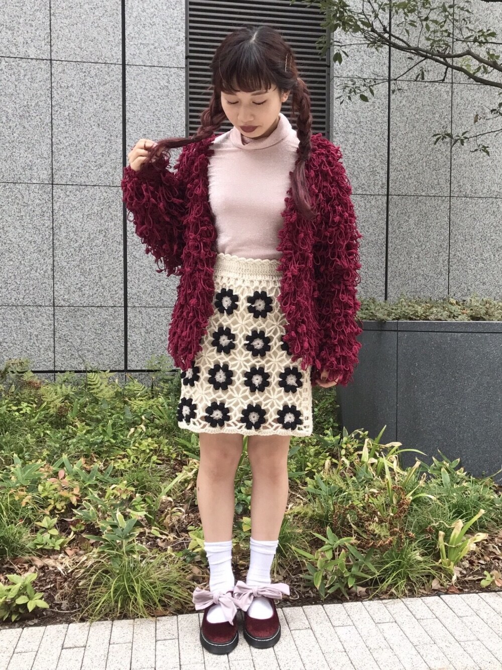 「merry jenny、梅田EST、ポコポコニットカーディガン、ラメタートルニットソー、秋コーデ、ボルドー、もこもこ、ootd、ニット、ラメ」｜「merry jennyのポコポコニットカーディガン（カーディガン/ボレロ、レッド系）」を使った、merry jenny 梅田店さん（レディース・160cm）の秋コーディネートの1枚目の写真