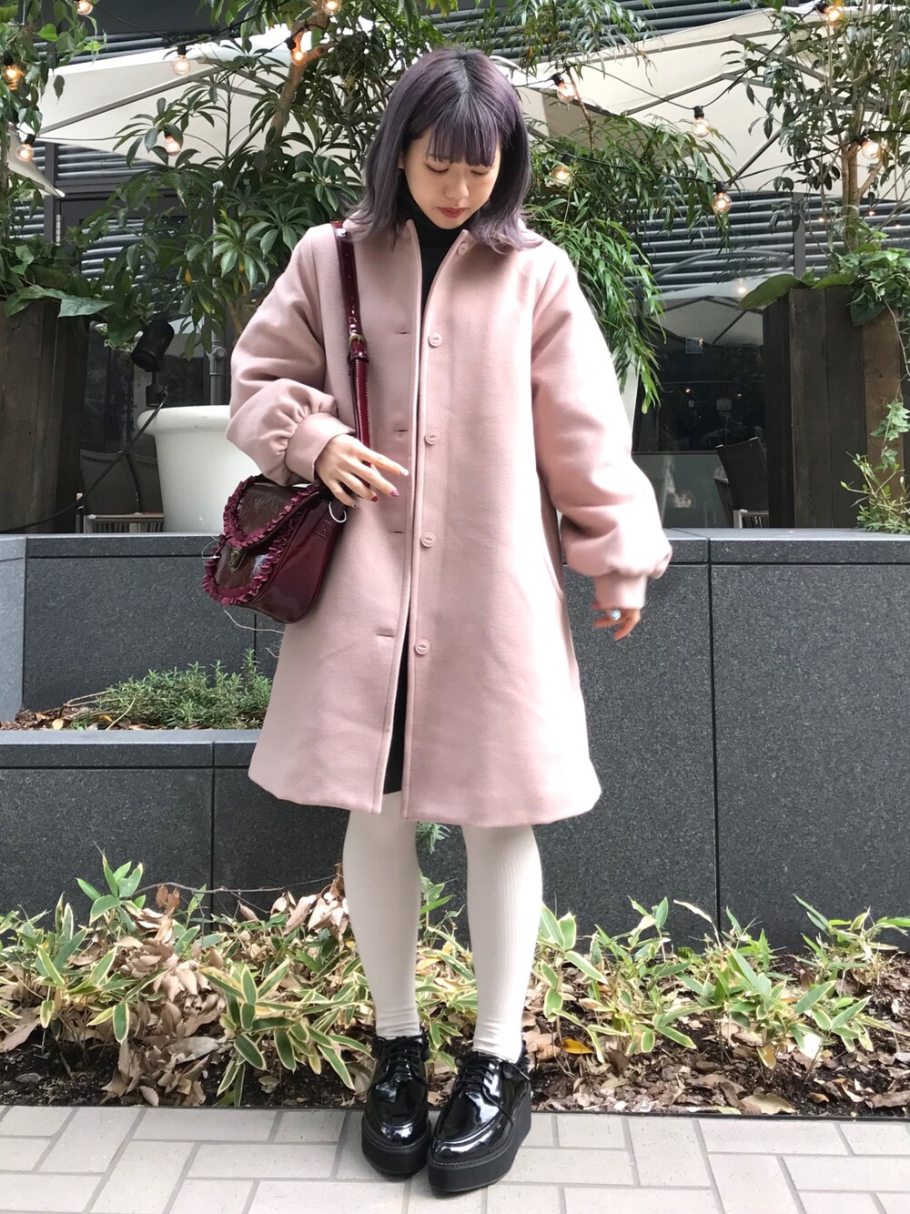 「merry jenny、梅田EST、メリージェニー、ステンカラーAラインコート、レースアップニットワンピース、フリルオックスフォード、ラウンドフリルポシェット、Aラインコート、ワンピース、レースアップ」｜「merry jennyのステンカラーＡラインコート（その他アウター、ピンク系）」を使った、merry jenny 梅田店さん（レディース・160cm）の冬コーディネートの1枚目の写真