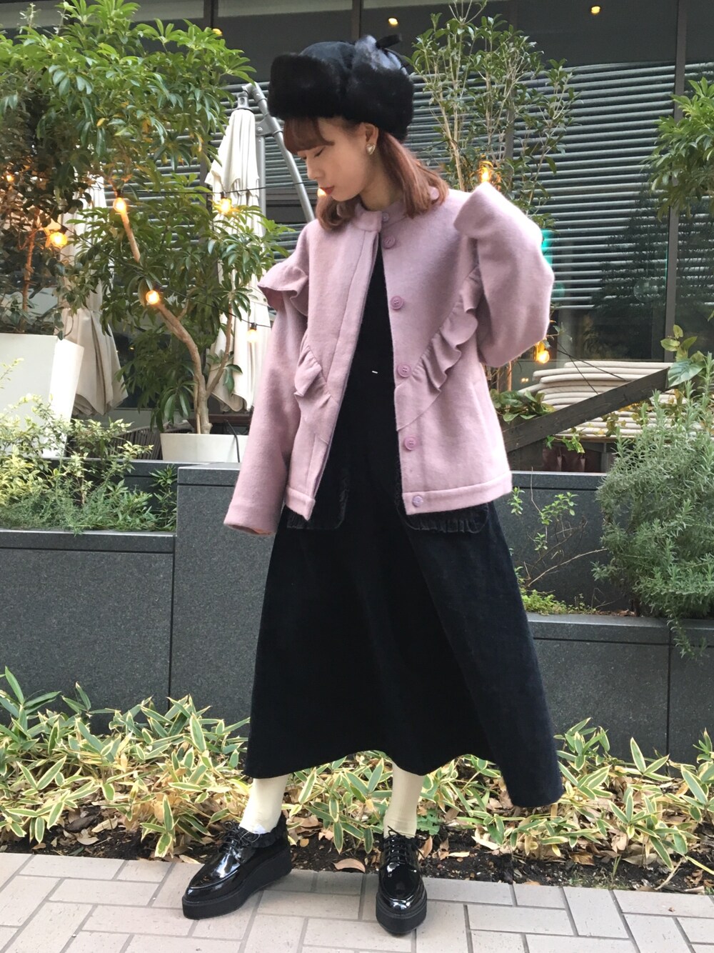 「merry jenny、梅田EST、メリージェニー、メリー、フリルハーフコート、コーデュロイベルトワンピース、エコファーフライトキャップ、フライトキャップ、コーデュロイ、ピンク」｜「merry jennyのアイテム（キャップ、ブラック系）」を使った、merry jenny 梅田店さん（レディース・160cm）の冬コーディネートの1枚目の写真