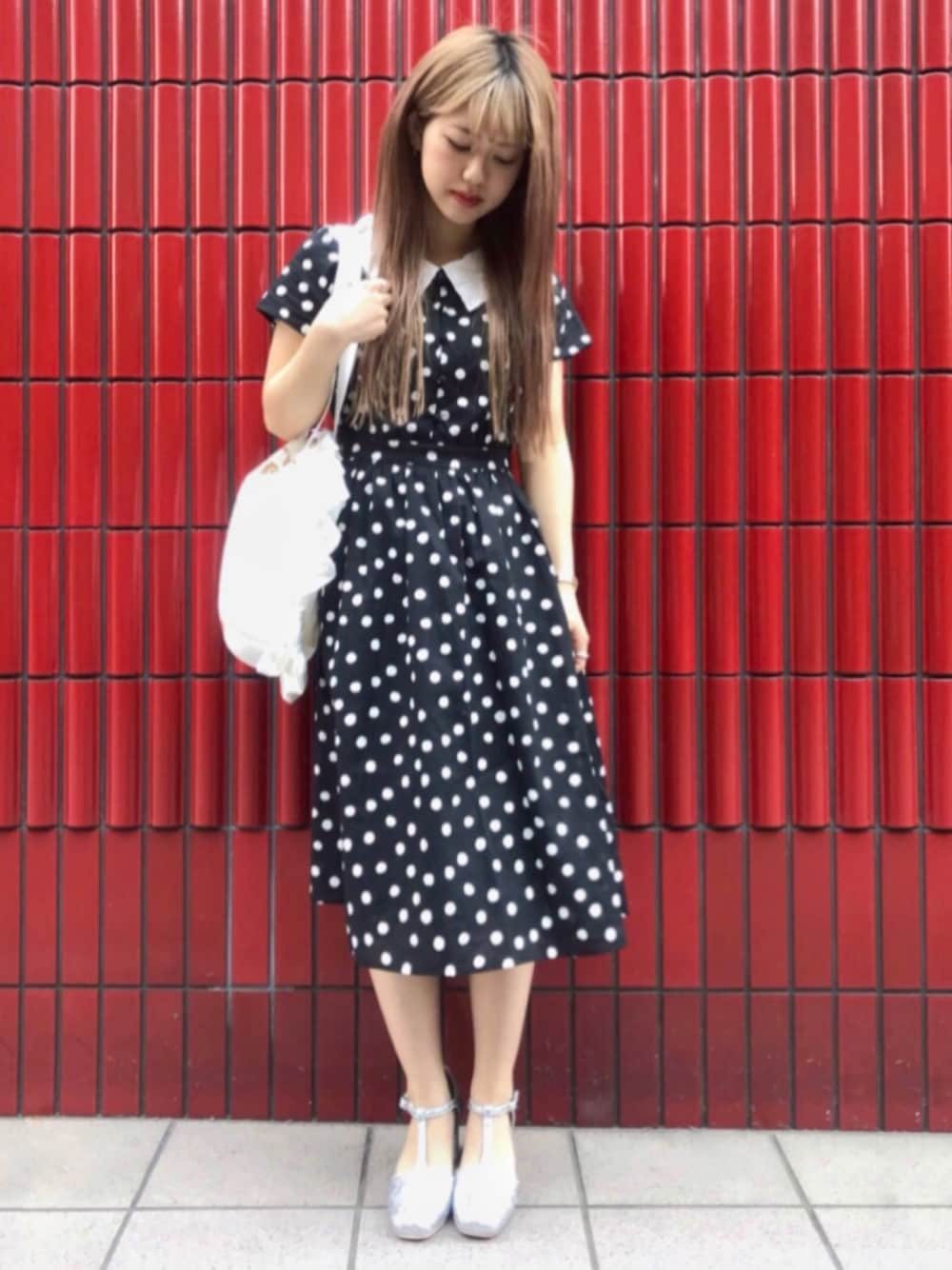 「merry jenny、メリージェニー、ワンピース、ドット、スカラップ、グリッター、ラクチンコーデ、サンダル、黒、モノトーン」｜「merry jennyのドットスカラップカラーワンピース（ワンピース、ブラック系）」を使った、merry jenny 梅田店さん（レディース・160cm）の春コーディネートの1枚目の写真