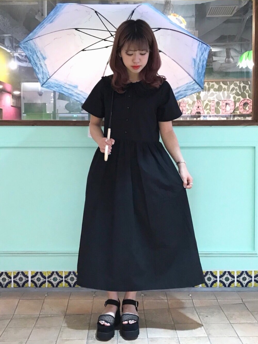 「merry jenny、メリージェニー、シンプルコーデ、大人ガーリー、厚底サンダル、黒、夏コーデ、雨の日コーデ、ドット、ガーリー」｜「merry jennyのbigフリルカラーリボンワンピース（ワンピース、ブラック系）」を使った、merry jenny 梅田店さん（レディース・160cm）の夏コーディネートの1枚目の写真