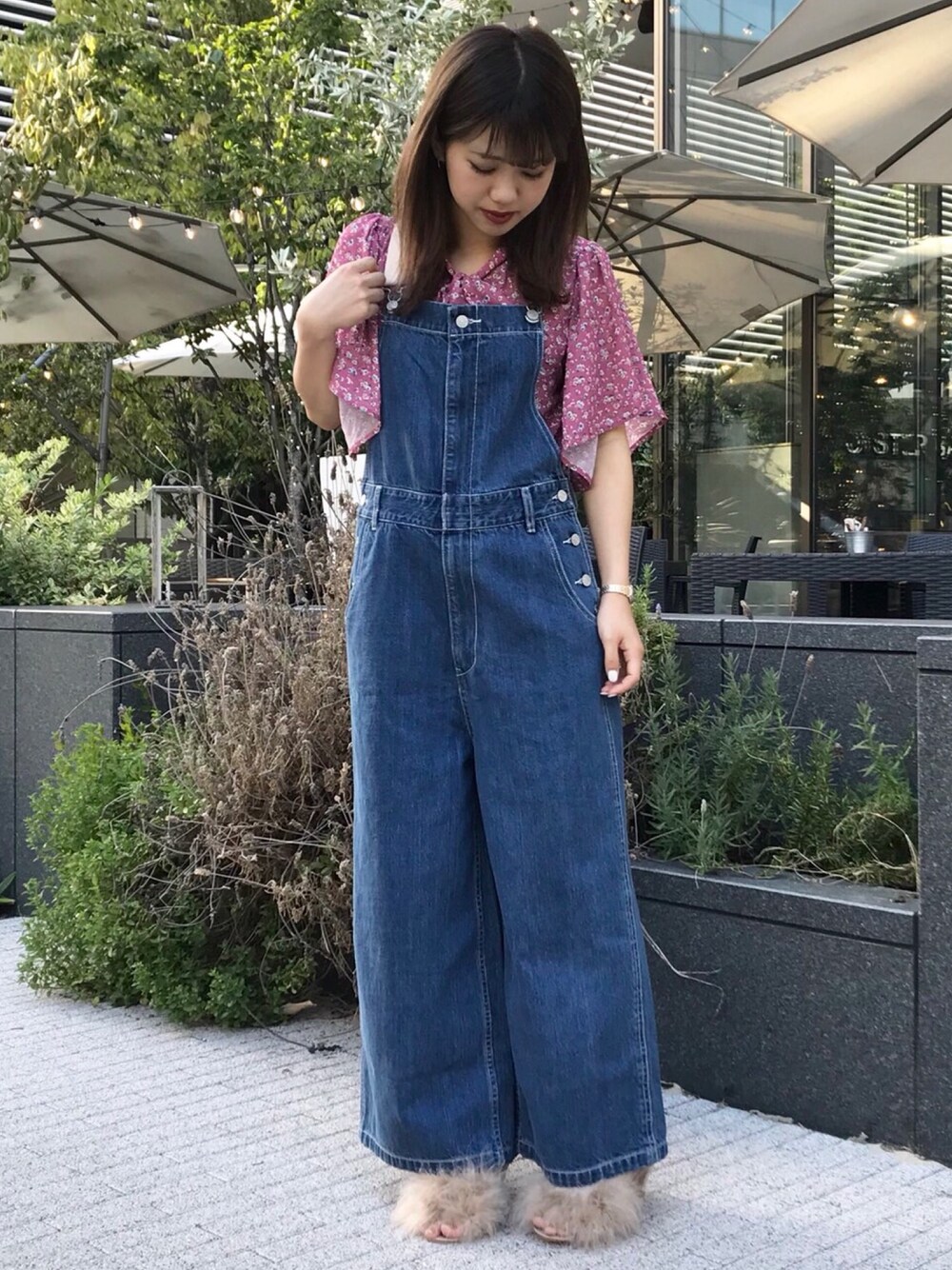 ピンク系のシャツ/ブラウス、ブルー系のその他パンツ、ベージュ系のサンダルを着用したレディースの夏コーディネートの1枚目の写真