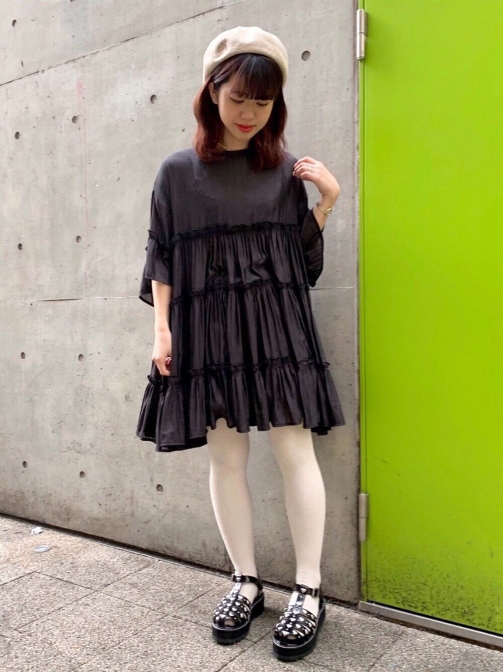 「merry jenny、メリージェニー、シンプルコーデ、オトナカジュアル、ベージュ、ワンピース、ワントーンコーデ、ゆるコーデ、ティアードワンピース、春コーデ」｜「merry jennyのワッシャーティアードミニワンピース（ワンピース、ブラック系）」を使った、merry jenny 梅田店さん（レディース・154cm）の春コーディネートの1枚目の写真