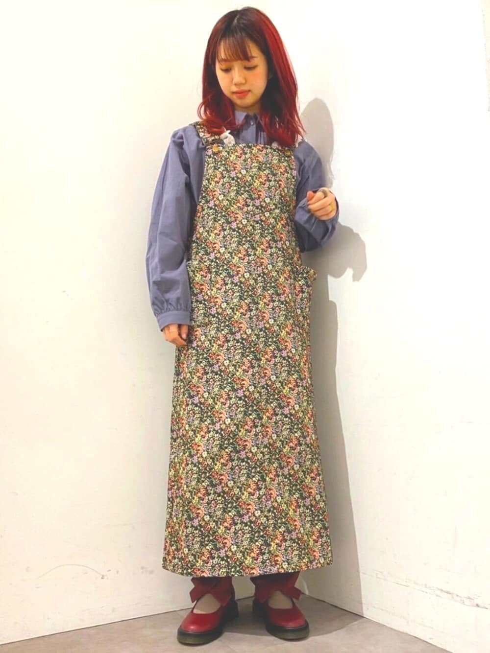 グリーン系のスカート、ブルー系のシャツ/ブラウス、レッド系のその他シューズを着用したレディースの秋コーディネートの1枚目の写真