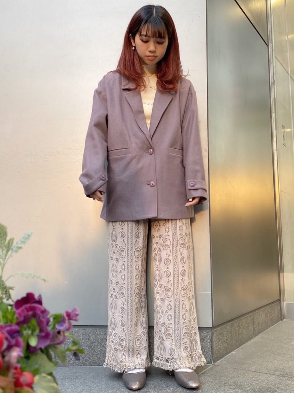 パープル系のテーラードジャケット、ホワイト系のニット/セーター、ベージュ系のその他パンツを着用したレディースの冬コーディネートの1枚目の写真