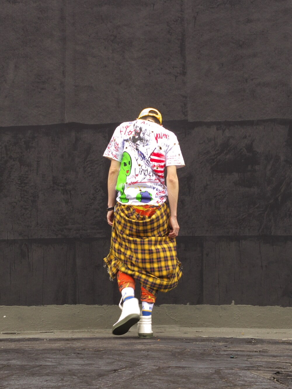 「#yellow、#vans、#HUF、#CAMO、#orange、#chill」｜「アイテム（Tシャツ/カットソー、ブラック系）」を使った、亞當碎骨さん（メンズ・175cm）の夏コーディネートの1枚目の写真