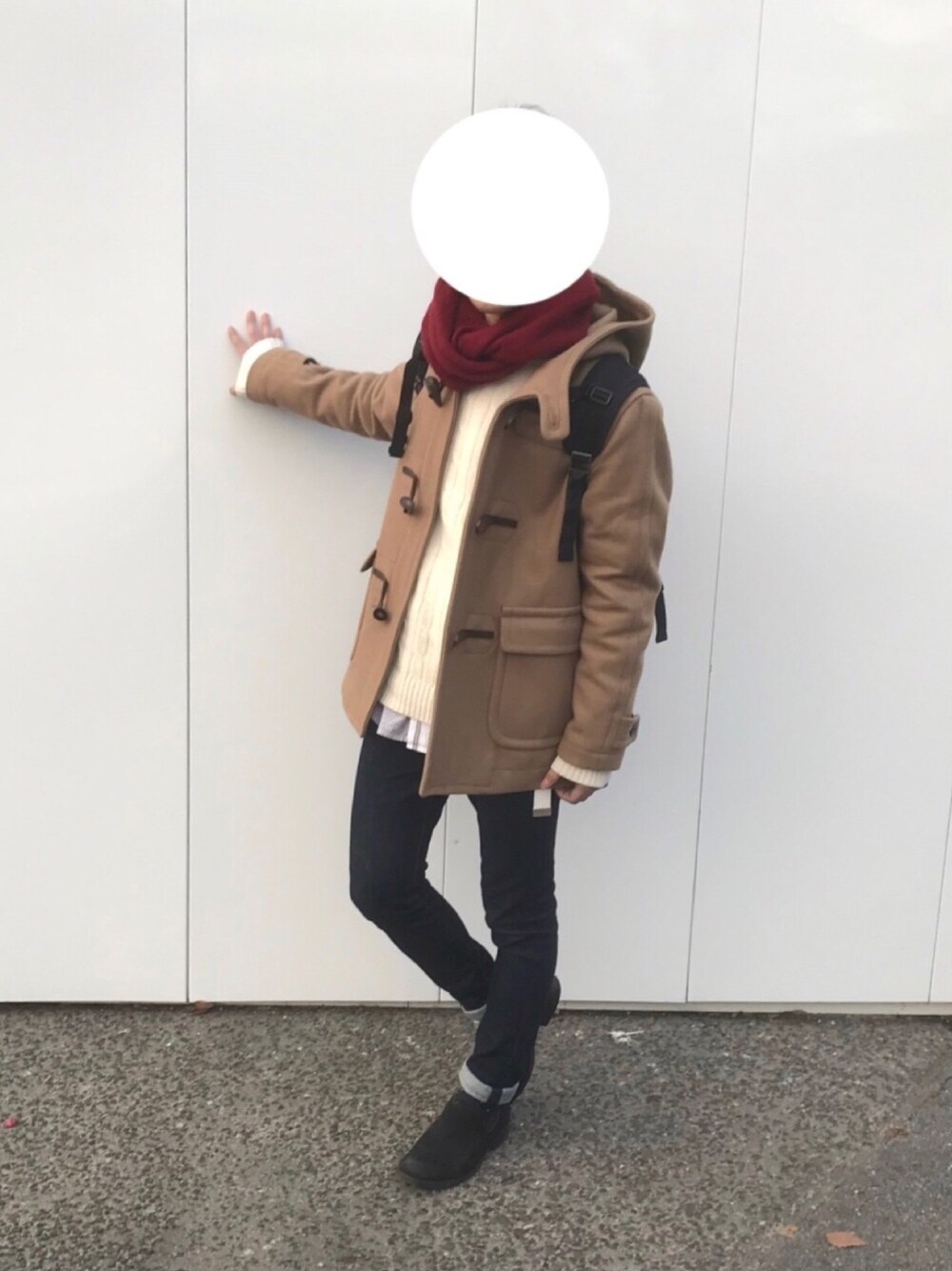 「ダッフルコート、スリッポン、URBAN RESEARCH、スヌード、MAKAVELIC、白ニット、ガチャベルト、おしゃれさんと繋がりたい、カジュアル、超極暖ヒートテック」｜「green label relaxingのSKN DOT 32 ソックス（ソックス/靴下、ブルー系）」を使った、URer6174さん（メンズ・167cm）の冬コーディネートの1枚目の写真