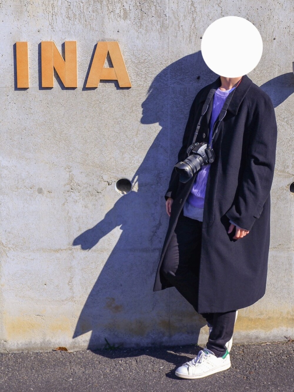 「おしゃれさんと繋がりたい、cashmere、URBAN RESEARCH、united arrows、stan smith、黒スキニー、チェスターコート、紫ニット」｜「adidasの★2017春夏★オリジナルス　スタンスミス　[STAN SMITH]（スニーカー、ホワイト系）」を使った、URer6174さん（メンズ・167cm）の冬コーディネートの1枚目の写真