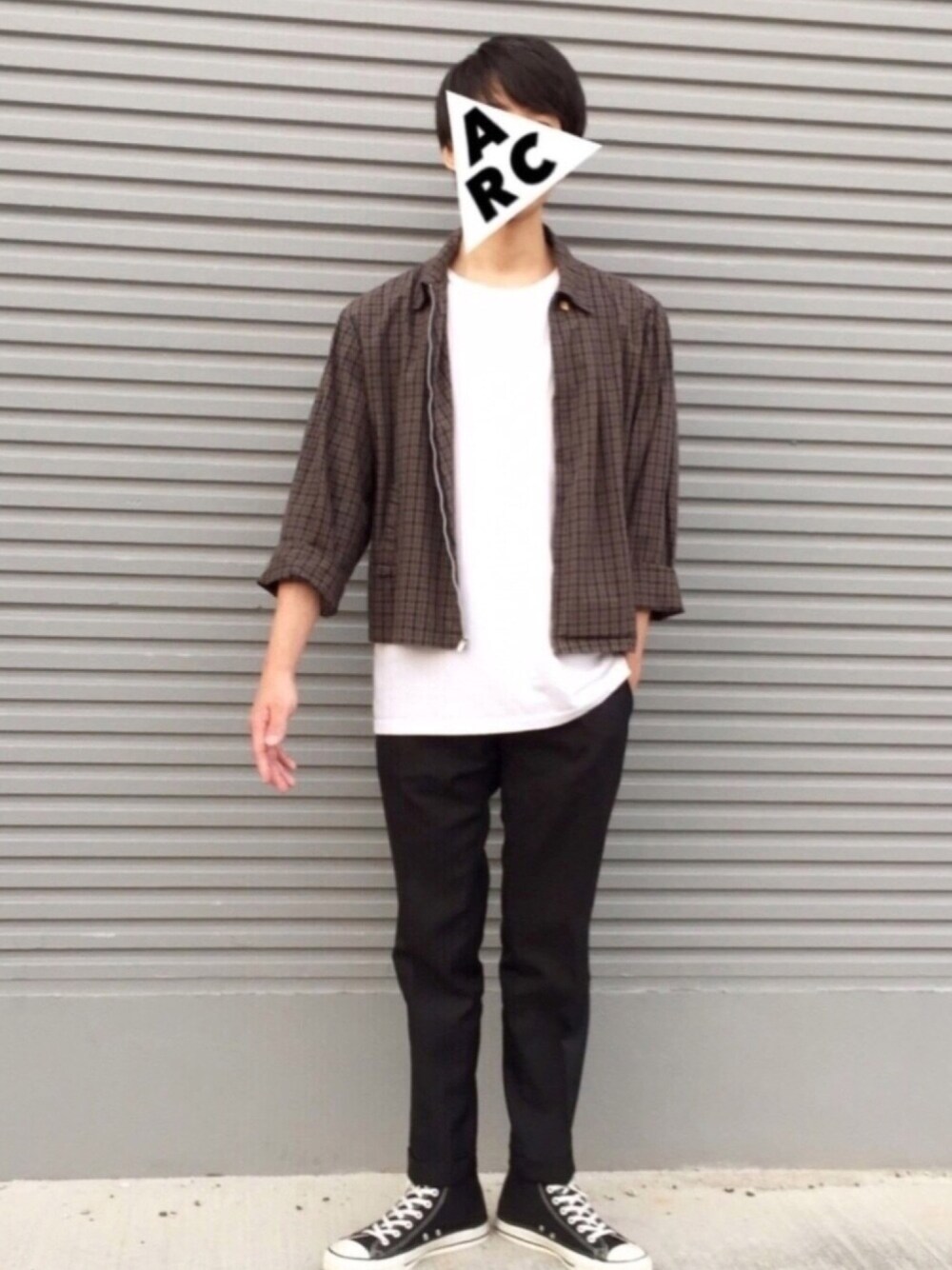 「秋のコーデ、シンプル、オトナカジュアル、チェック、古着、vintage、ブラウン、スニーカー」｜「UNIQLOのMEN ドライカラークルーネックT（半袖）（Tシャツ/カットソー、ホワイト系）」を使った、ARChangさん（メンズ・170cm）の夏コーディネートの1枚目の写真