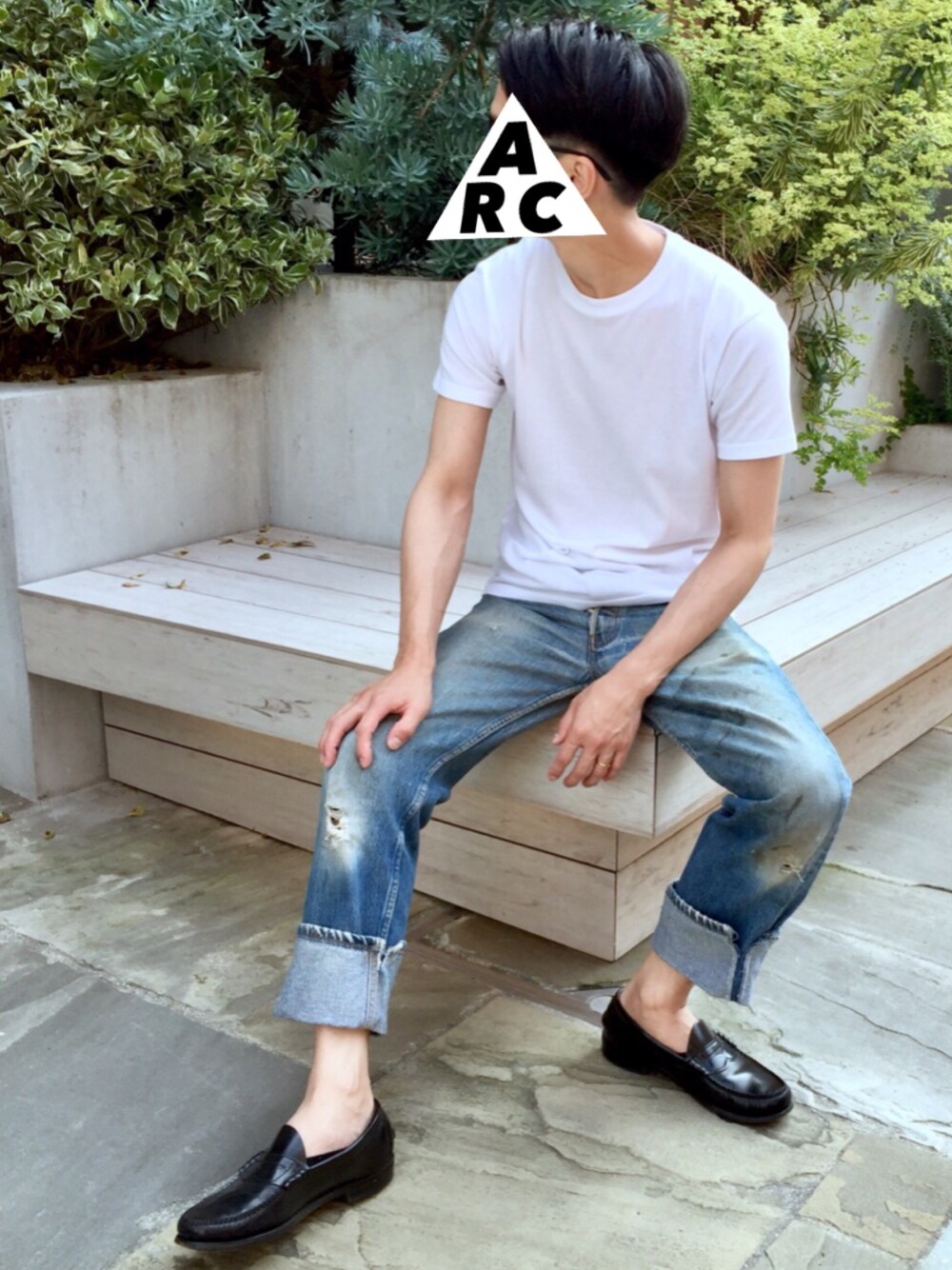 「白Tシャツ、サングラス、デニム、デニムパンツ、クラッシュデニム、古着、ローファー、プチプラ」｜「ADAM ET ROPE'のLETMESEE　SUN【see concept 】（サングラス、ブラック系）」を使った、ARChangさん（メンズ・170cm）の夏コーディネートの1枚目の写真