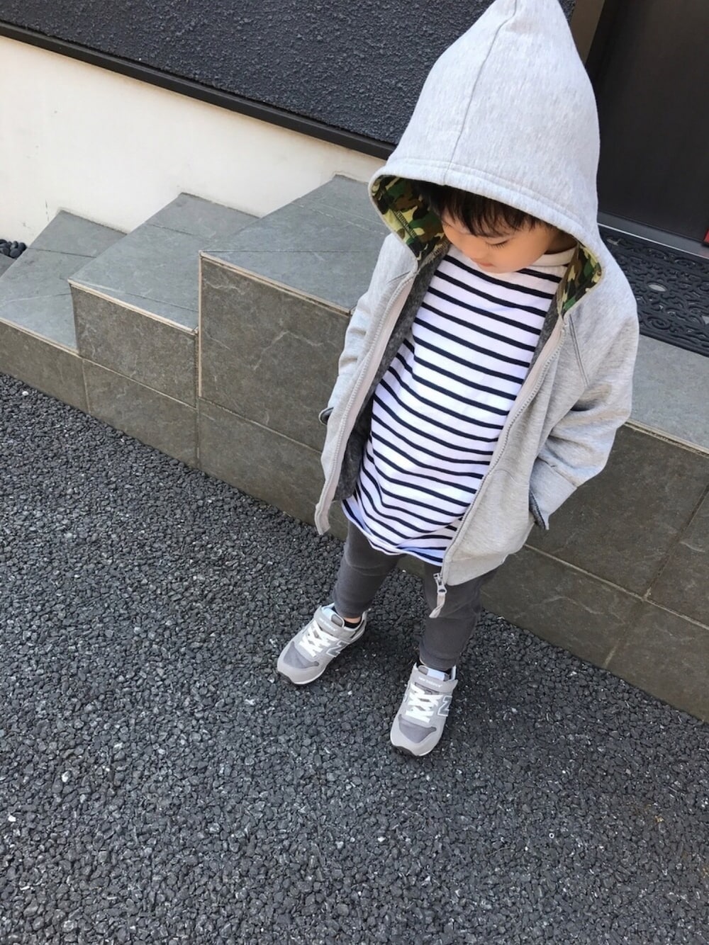 「公園スタイル、サルエルパンツ、カジュアル、おとこのこ」｜「Right-onの【MPS】モコモコジップパーカー（パーカー、グレー系）」を使った、R/Sさん（キッズ・100cm）の春コーディネートの1枚目の写真