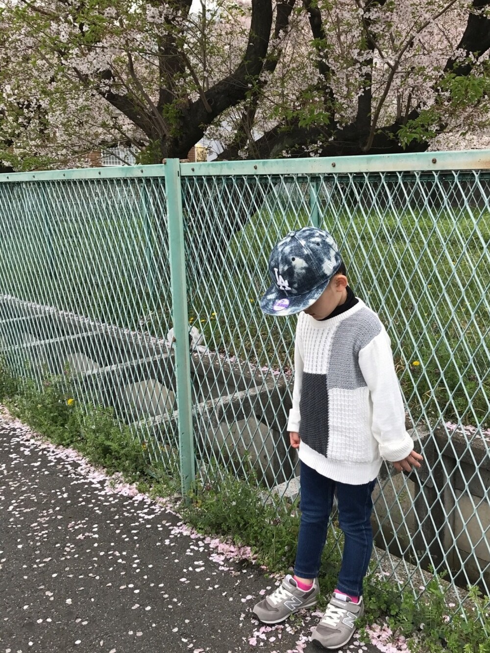 「おとこのこ、カジュアル、桜」｜「UNIQLOのアイテム（Tシャツ/カットソー、ブラック系）」を使った、R/Sさん（キッズ・100cm）の春コーディネートの1枚目の写真
