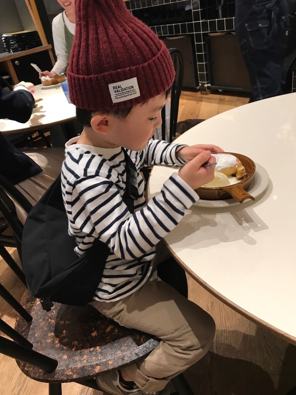 「カフェ、ボーダー、シンプルコーデ、パンケーキ」｜「H&Mのアイテム（チノパンツ、ベージュ系）」を使った、R/Sさん（キッズ・100cm）の春コーディネートの1枚目の写真