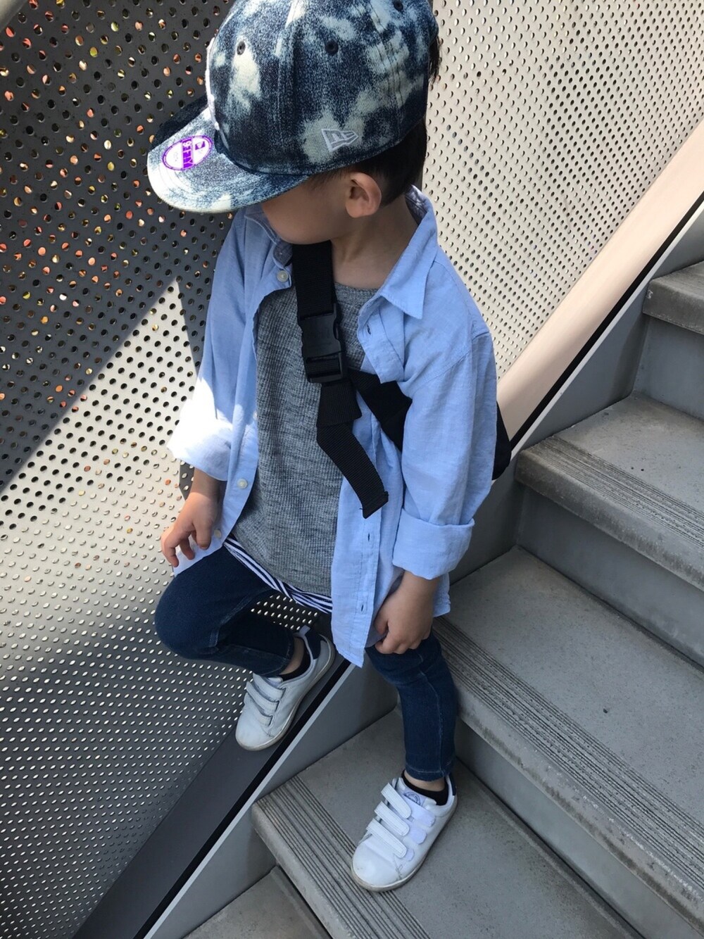 「男の子、H&M、コットンシャツ、カジュアルコーデ、お出かけ、春服」｜「H&Mのアイテム（シャツ/ブラウス、ブルー系）」を使った、R/Sさん（キッズ・100cm）の春コーディネートの1枚目の写真