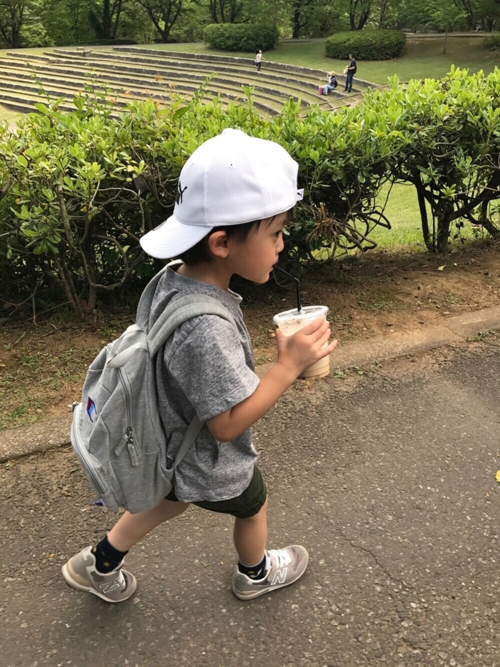 「休日スタイル、男の子、カジュアルコーデ、動物園、公園、プーマ」｜「PUMAのNO.1 ロゴ メッシュキャップ (KIDS)（キャップ、ホワイト系）」を使った、R/Sさん（キッズ・100cm）の夏コーディネートの1枚目の写真
