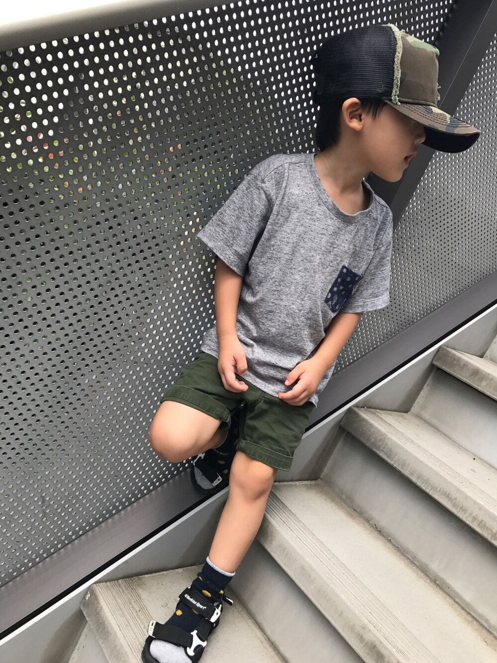 「野球観戦、男の子、お出かけコーデ、カジュアル」｜「UNIQLOのBOYS ポケツキT（ペイズリー・半袖）（Tシャツ/カットソー、グレー系）」を使った、R/Sさん（キッズ・100cm）の夏コーディネートの1枚目の写真
