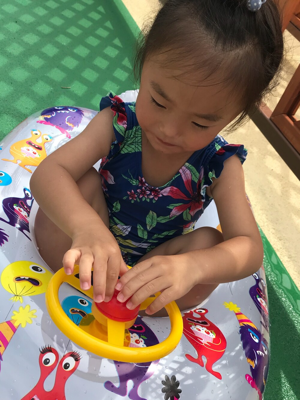 「夏休み、水着スタイル、ネイビー、ボタニカル柄、女の子、プール、年少さん」｜「GAPのGap プリントフリル ワンピース水着（水着、ブルー系）」を使った、R/Sさん（キッズ・100cm）の夏コーディネートの1枚目の写真
