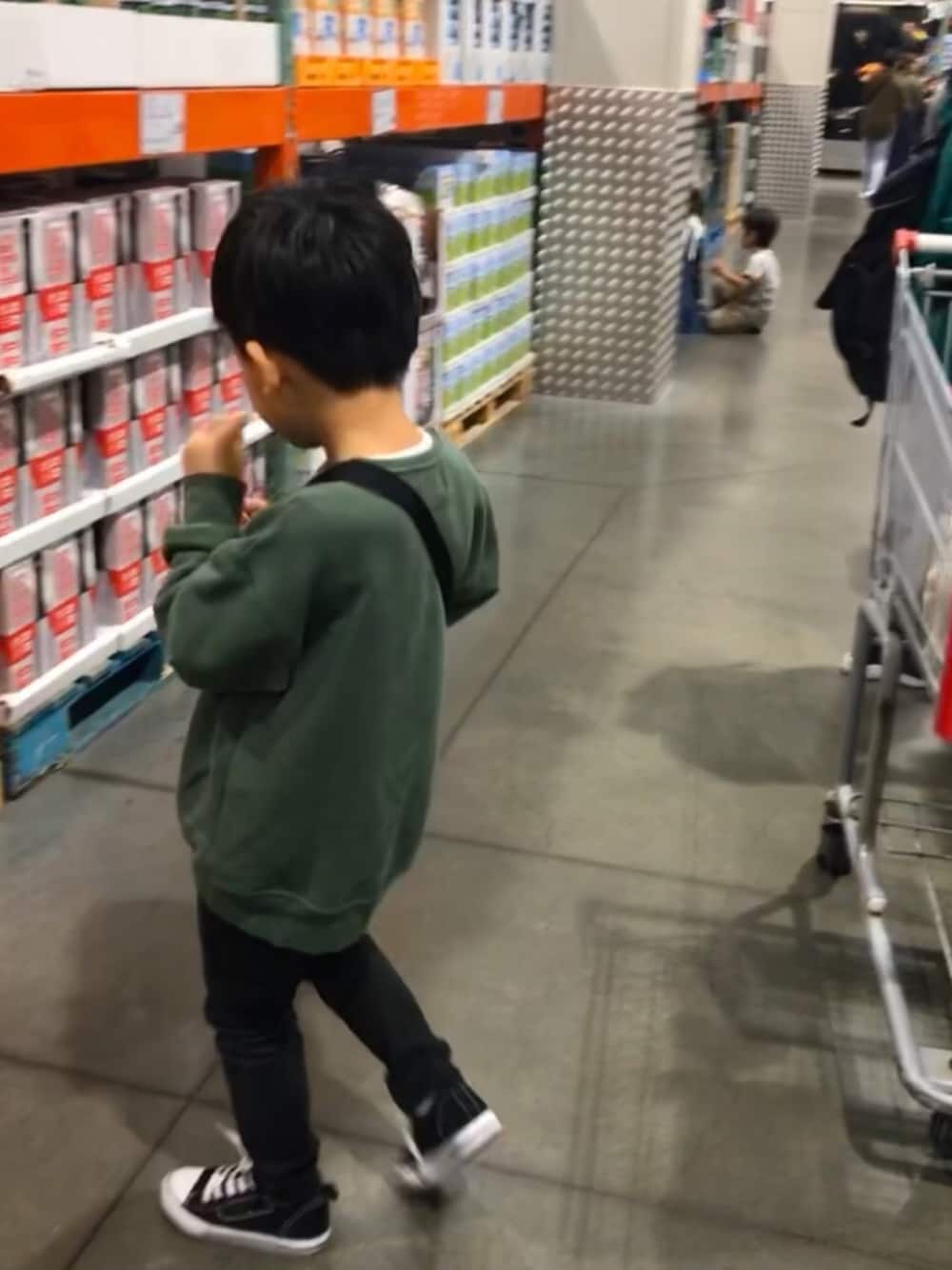 「男の子コーデ、カジュアルコーデ、プチプラ、コストコ」｜「UNIQLOのBOYS スリムフィットジーンズ（その他パンツ、ブラック系）」を使った、R/Sさん（キッズ・100cm）の冬コーディネートの1枚目の写真