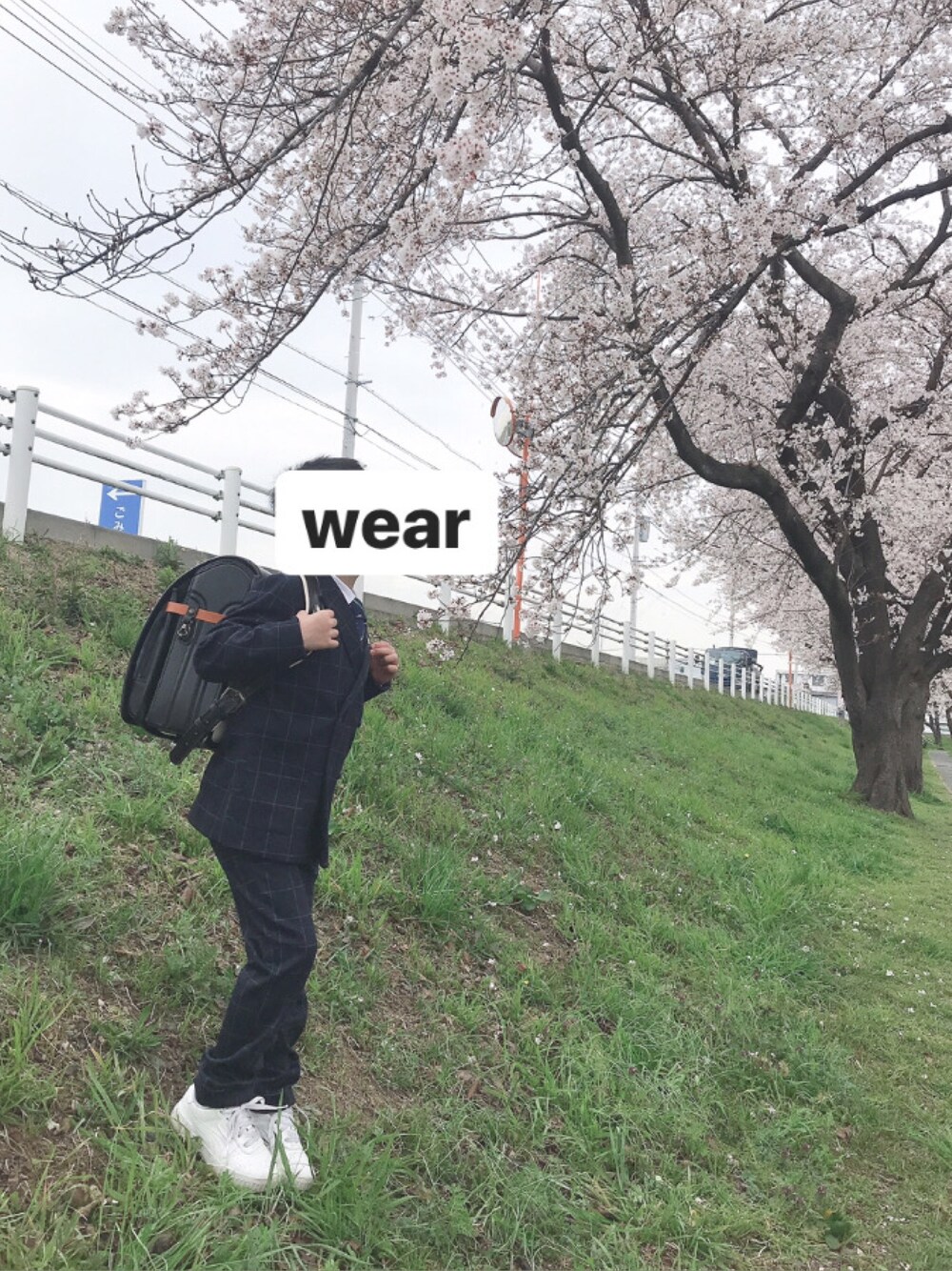 「入学式、桜、スーツスタイル、長男」｜「ZARA KIDSのアイテム（フォーマルスーツ/小物、ブルー系）」を使った、R/Sさん（キッズ・100cm）の春コーディネートの1枚目の写真