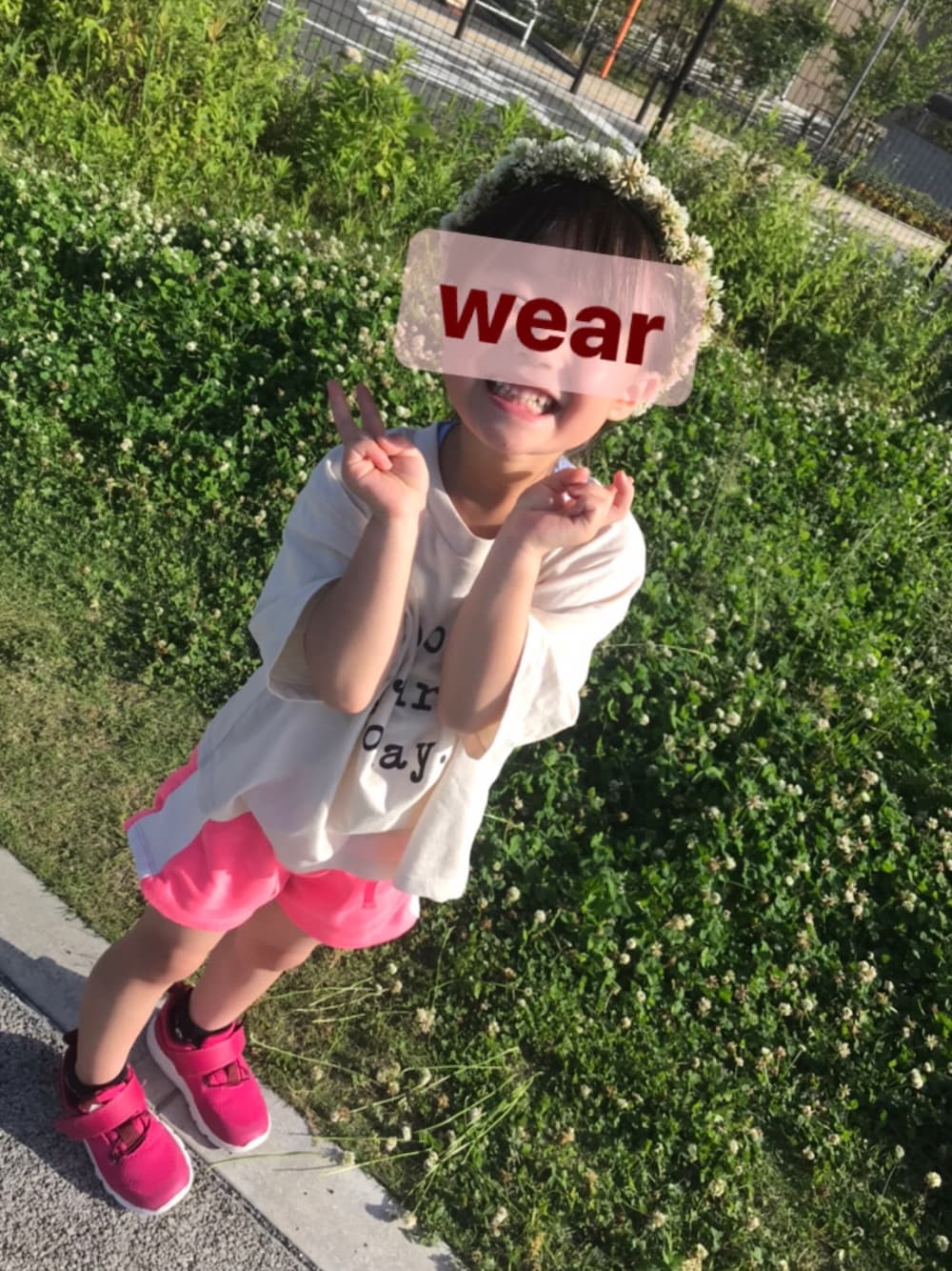 「公園スタイル、スポーツミックス、ピンクコーデ、花冠」｜「ZARA KIDSのアイテム（Tシャツ/カットソー、ホワイト系）」を使った、R/Sさん（キッズ・100cm）の春コーディネートの1枚目の写真