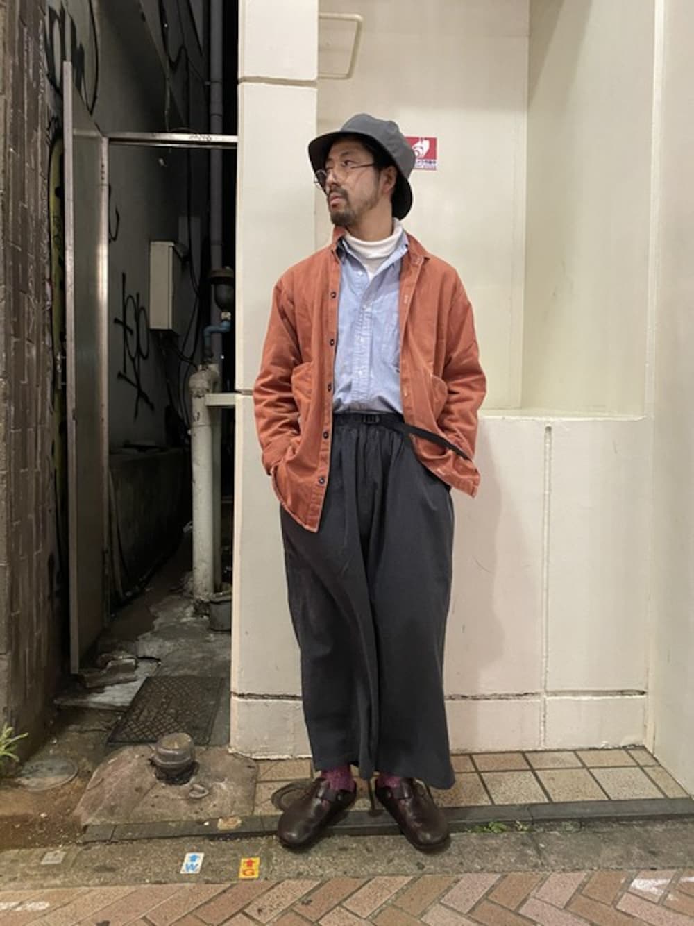 グレー系のその他パンツ、ベージュ系のTシャツ/カットソー、パープル系のソックス/靴下を着用したメンズの冬コーディネートの1枚目の写真