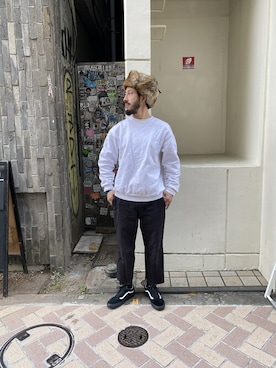 「オールドスクール」｜「アイテム（スウェット）」を使った、牛木さん（メンズ・165cm）の秋コーディネート